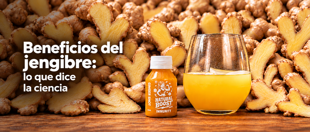 Beneficios del jengibre: lo que dice la ciencia. Shot de jengibre Natural Boost Immunity junto a jengibre fresco