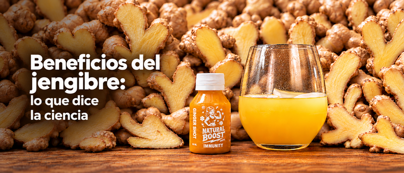 Beneficios del jengibre: lo que dice la ciencia. Shot de jengibre Natural Boost Immunity junto a jengibre fresco